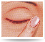 閉眼，用手指輕輕向鼻梁方向壓迫內(nèi)側(cè)眼角,保持滴藥姿勢(shì)1-3分鐘。